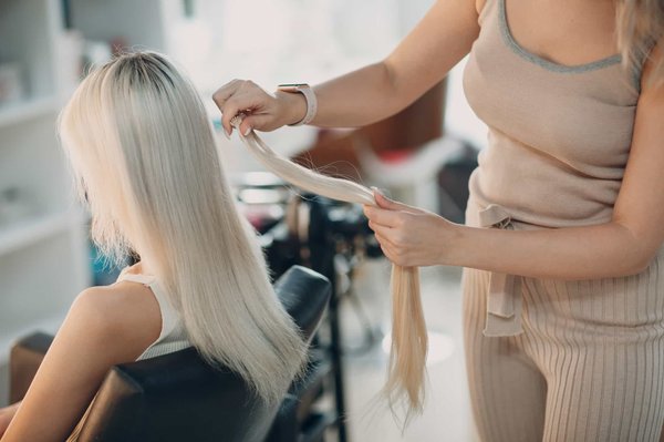 Quels sont les avantages de choisir les extensions de cheveux adhésives ?