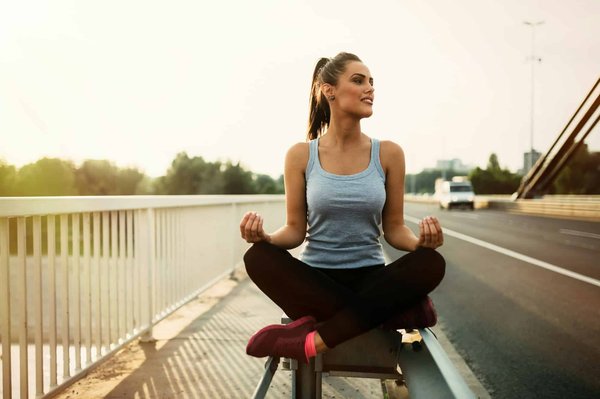 Comment développer une posture élégante et assurée qui reflète la confiance en soi ?