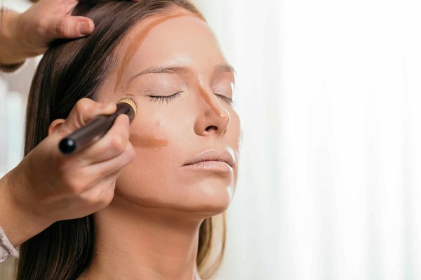 Quelle est la méthode efficace pour appliquer le contouring sur un visage ovale ?